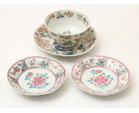 Porseleinen Kangxi Famille Verte&nbsp;kom met bijbehordende schotel&nbsp; met centraal decor van bloeiende heester, waaromhee
