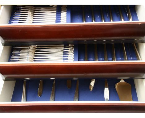Uitgebreid zilveren bestek in cassette, 12-persoons, model: 400, ontwerp Gustav Beran voor Van Kempen &amp; Begeer, 1966, geh