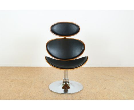 Design fauteuil op&nbsp;draaibaar onderstel van rvs, model "Curve", sticker onderzijde Dan-form Denemarken.