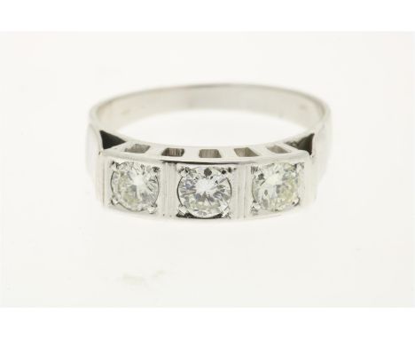 Witgouden rijring bezet met diamant briljantlsijpel, circa 0.75 ct., K, SI, gezet gemeten en beoordeeld, gehalte 585/000, bru