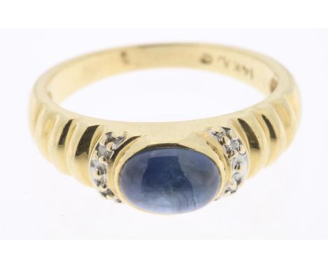 Gouden ring bezet met cabuchon saffier en diamant, gehalte 585/000, bruto gewicht 3.9 gram. Maat 16,5. 