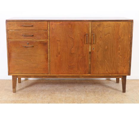 Teakhouten vintage salonkast met&nbsp;2 paneeldeuren, klepdeur en 2 laden, 60-er jaren, h. 85, br. 140, d. 47 cm. &nbsp;