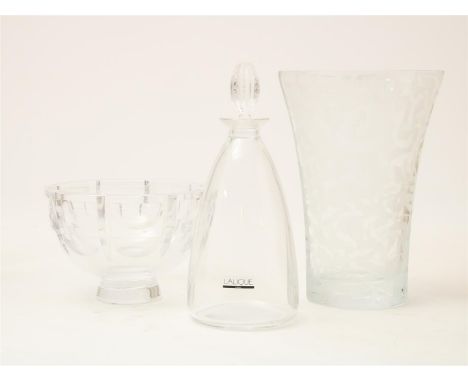Lot van een glazen Orrefors sierschaal, h. 12, diam. 18 cm., een Lalique stopkaraf, h. 26 cm. en een kristallen geëtste vaas,