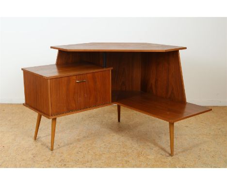 Teakhouten vintage hoekkast met etagere en paneeldeur, 70-er jaren, h. 70, br. 104, d. 98 cm. 