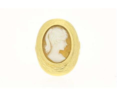 Geelgouden ring met centraal een schelpcamee met portret meisje, gehalte 585/000, bruto gewicht 7.5 gram. Maat 17/17.25.