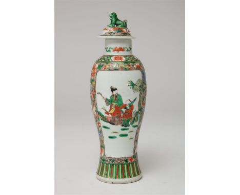 Porseleinen dekselvaas met decor van bloemen en figuren in panelen, Famille Verte, China, 19e eeuw, gemerkt op de bodem Kangx