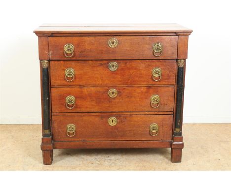 Eiken Empire commode met 4 laden afgezet met bronzen beslag, 19e eeuw, h. 83, br. 90, d. 50 cm.