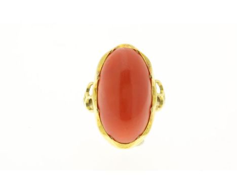 Geelgouden ring&nbsp;bezet met bloedkoraal, bruto gewicht 7.2 gram.