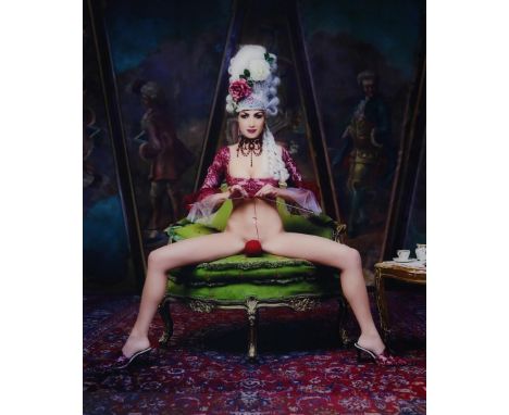 Marie Antoinette met bolletje wol, gesigneerd verso en genummerd 2/8, C-print op dibond, 120 x 90 cm.