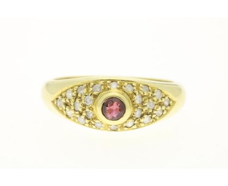 Geelgouden ring bezet met centraal een robijn en diamant briljant geslepen, circa 0.22 ct., gehalte 585/000, bruto gewicht 4.