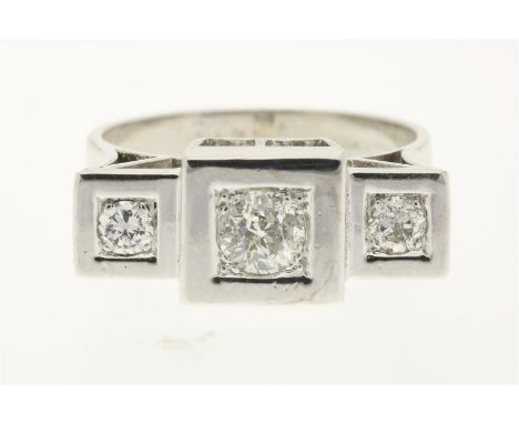 Platina fifities ring bezet met diamant oud slijpsel bolsewiek ca. 0.50/0.30 ct., F-G, P, gezet gemeten en beoordeeld, gehalt