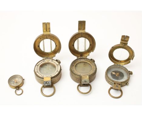Lot van 4 messing kompassen, 2x Newbold Prismatic compass, made in England en J.W. Handley Melb Ausralia No11897, diam. 5 cm.