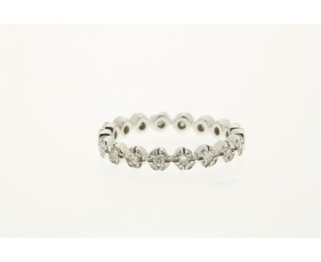Witgouden alliance ring bezet met diamanten ca. 0.36 ct. gehalte 750/000, bruto gewicht 2.8 gram.maat 17.25 