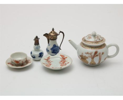 Lot van een porseleinen Qianlong theepot met goudverf decor van wierrookbrander en vazen, China, 18e eeuw, h. 8 cm.,&nbsp; Po