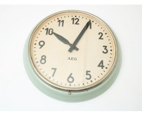 Vintage wandklok in grijs ijzeren frame en metalen wijzerplaat, AEG Duitsland&nbsp;1960-1969, diameter 65 cm. (op elektra)