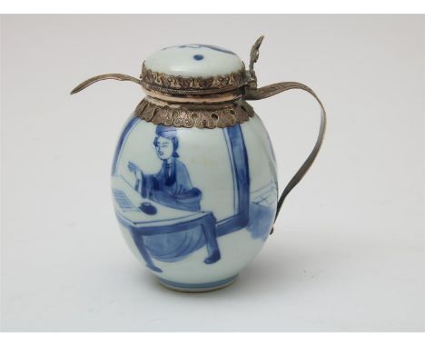 Porseleinen blauw-wit Kangxi&nbsp;mosterdpot gedecoreerd met lange lijzen bij go-bordspel. China 18e eeuw, gemerkt met artemi