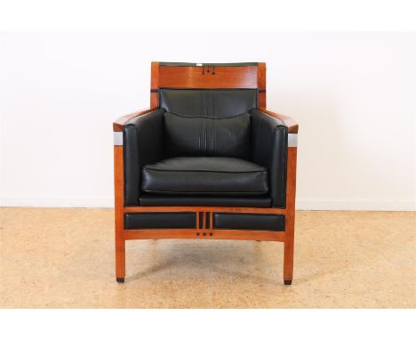 Eiken Schuitema decoforma herenstoel met zwartlederen bekleding, model Charles.