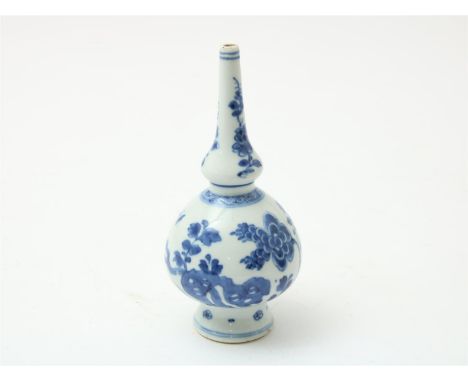 Porseleinen Kangxi/ Qianlong sprenkelaar, gedecoreerd met blauw&nbsp;bloemdecor, China, 18e eeuw, hoogte 21 cm. (grote en kle