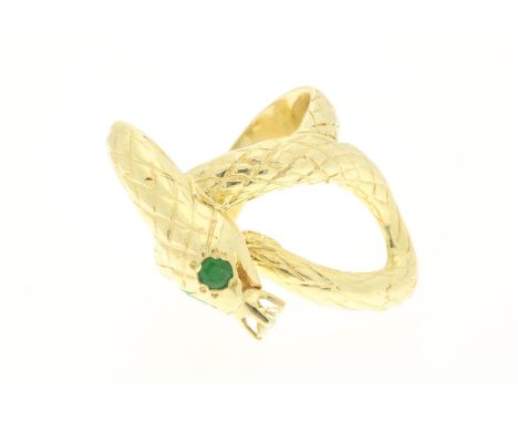 Geelgouden&nbsp;ring in de vorm van slang, met ogen van smaragd en diamant briljantslijpsel, circa 0.20 ct., N-O, Si, gehalte