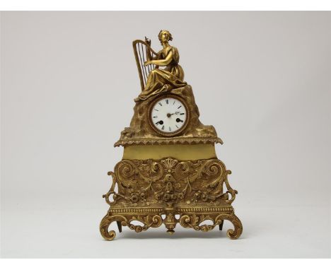 Vuurvergulde pendule, dame met harp, Frankrijk, 19e eeuw, h. 46 cm. (wijzer verdwenen, geen slinger).