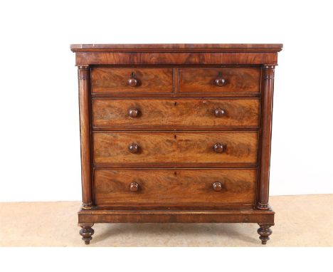 Mahonie Victoriaanse commode met 5 laden, Schotland, circa 1880, h. 124, br. 120, d. 54 cm.