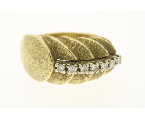 Geelgouden ring bezet met diamant, circa 0.18 ct. (gezet gemeten), gehalte 585/000, bruto gewicht 8.3 gram. Maat 18.