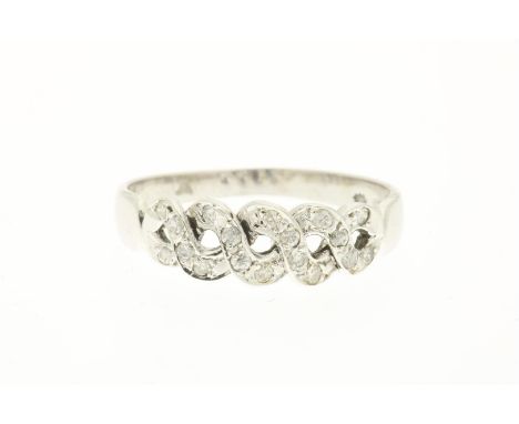 Witgouden ring bezet met diamant briljantgeslepen, circa 0.2 ct., gehalte 585/000, bruto gewicht 2.2 gram. Maat 17.