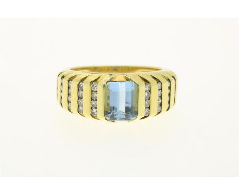 Gouden ring bezet met aquamarijn en tapered cut en diamanten&nbsp;(signature Eigenmann), gehalte 750/000,&nbsp;bruto gewicht 