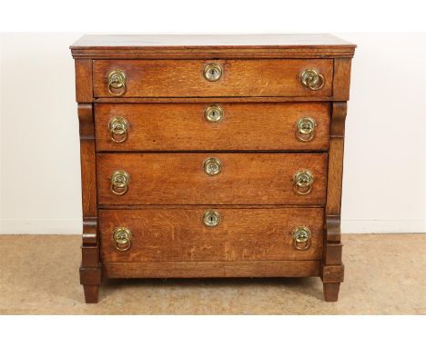 Eiken commode met 4 laden en messing rond beslag, 19e eeuw, h. 89, br. 91, d. 47 cm. 
