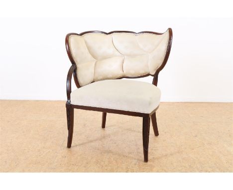 Mahoniehouten stoel met gestileerde bladvormige rugleuning en crème bekleding, model Chair Leaf, 20e eeuw, hoogte 91 cm.