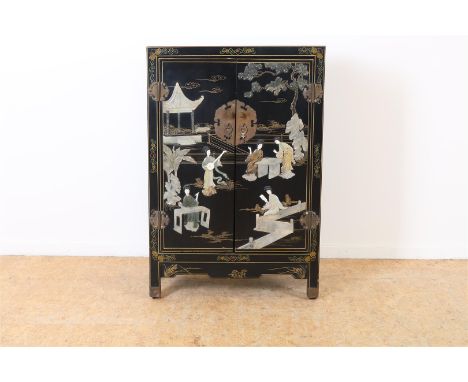 Zwartlak commode met reliëf decor van vogel op perzikken tak, 2 paneeldeuren met relief decor van figuren bij pagoda, China 2