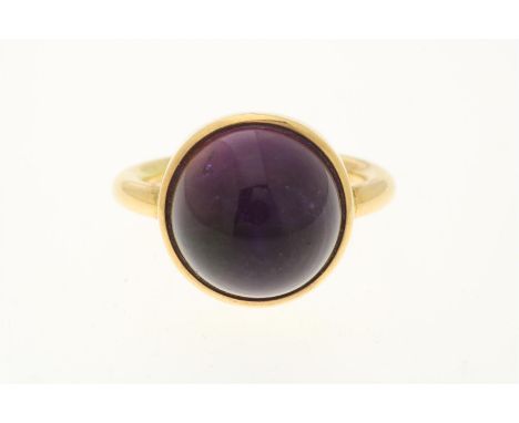 Rose gouden ring bezet met amethist cabochon slijpsel, circa 7.0 ct., gehalte 585/000, bruto gewicht 8.2 gram. Maat 17.