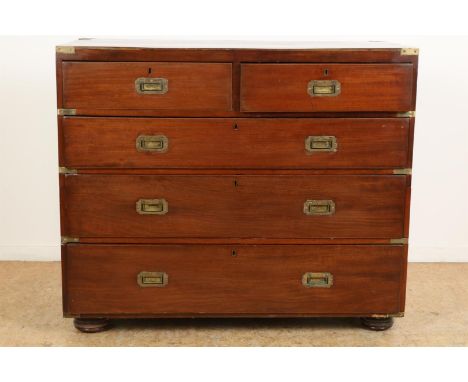 Mahoniehouten militaire officier campagne commode met&nbsp; 5 laden en &nbsp;messing beslag en handgrepen, 2 delen, Engeland 