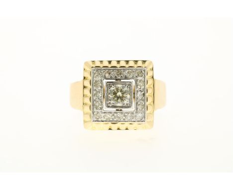 Bicolor gouden carré-ring bezet met diamant,&nbsp;centrale steen oud Amsterdams slijpsel, circa 0.20 ct., N/O, VS/Si en singl