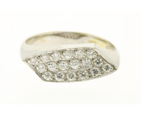 Witgouden ring bezet met diamant briljantgeslepen, circa 0.62 ct., gehalte 750/000, bruto gewicht 3.9 gram. Maat 17.25.