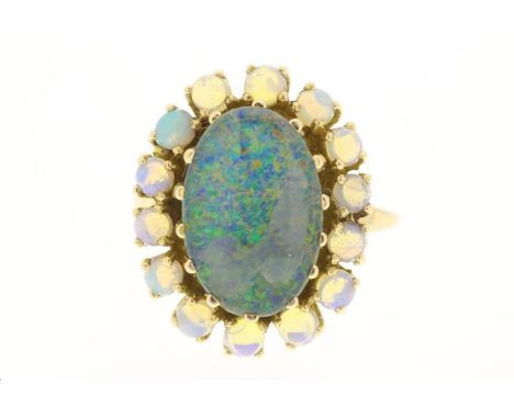 Gouden ring bezet met maansteen en opaal (triplet), gehalte 585/000, bruto gewicht 5 gram. 