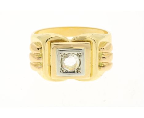 Bicolor gouden fifties ring bezet met roosslijpsel, circa 0.10 ct., gehalte 750/000, bruto gewicht 12.6 gram.&nbsp;Maat 18.