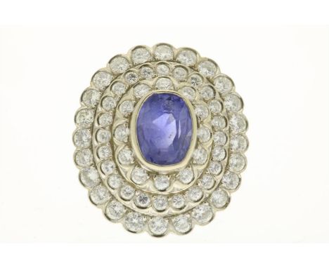 Witgouden triple-entourage ring bezet met blauwe saffier en diamanten briljantslijpsel circa 0.80 ct., gehalte 585/000, bruto