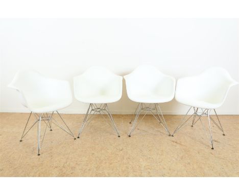 Serie van 4 kunststof DSR model stoelen op verchroomd onderstel, naar ontwerp Charles Eames.