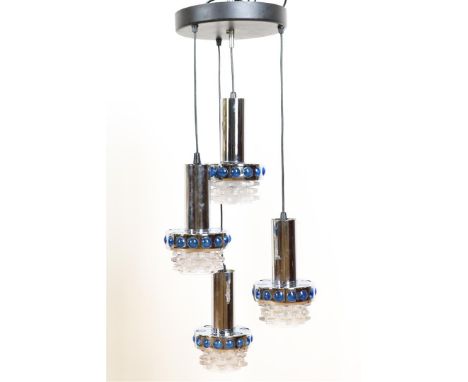 Vierdelige vintage Space Age Lamp met 4 chromen hanglampjes met blauw en helder glas en zwart rond plafondstuk, vermoedelijk 