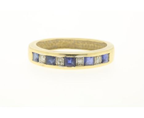 Geelgouden ring bezet met saffier en diamant, gehalte 585/000, bruto gewicht 2.7 gram. Maat 16.5.