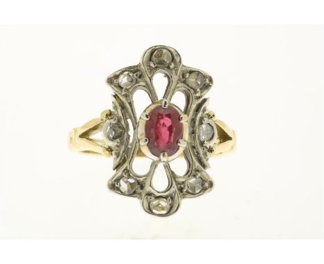 Gouden op zilveren ring bezet met robijn en diamant, gehalte 750/000, bruto gewicht 4.7 gram. Maat 16.5.