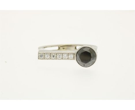 Witgouden design ring bezet met zwarte diamant, circa 1.30 en witte diamanten, circa 0.15 ct. (gezet gemeten), bruto gewicht 