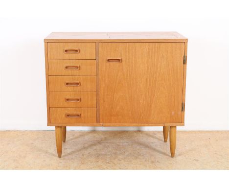 Teakhouten vintage kastje met 5 laadjes en paneeldeur (omgebouwd van trapnaaimachine kastje), 60-er jaren, h. 77, br. 85, d. 