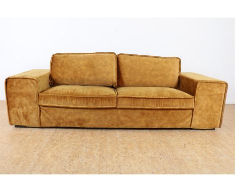 Driezitsdesignbank bekleed met okergeel velours, model Hogan.