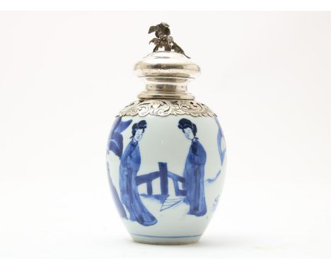 Porseleinen blauw-wit Kangxi theebus gedecoreerd met 4 lange lijzen bij tuinhek, China, 18e eeuw, gemerkt met artemisia blad,