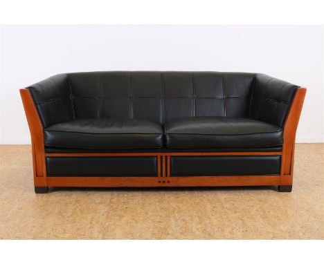 Eiken Schuitema decoforma tweezitsbank met zwartlederen bekleding, model Lawrence, h. 71, br. 184, d. 81 cm.