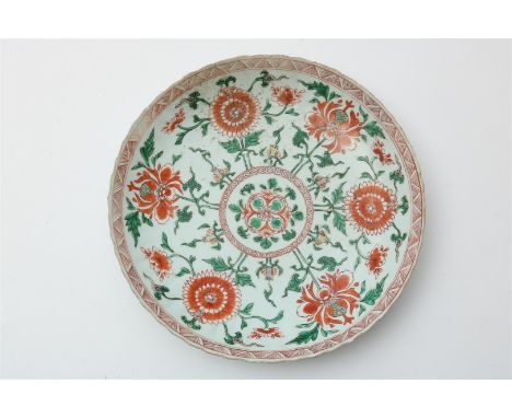 Porseleinen&nbsp;ronde geribde&nbsp;Kangxi schotel met Famille Verte decor, diam.&nbsp;27,5 cm., China, 18e eeuw (met randsch