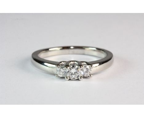 A platinum 3 stone diamond ring (N.5)