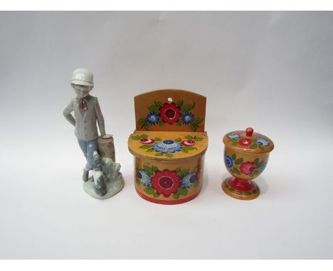 A Nao figure and lidded treen pots (3) 